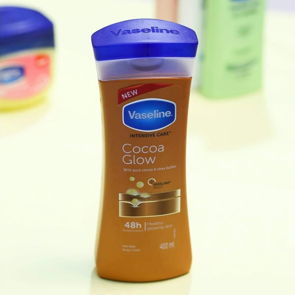 نمای نزدیک بسته‌بندی لوسیون بدن وازلین مدل Cocoa Glow