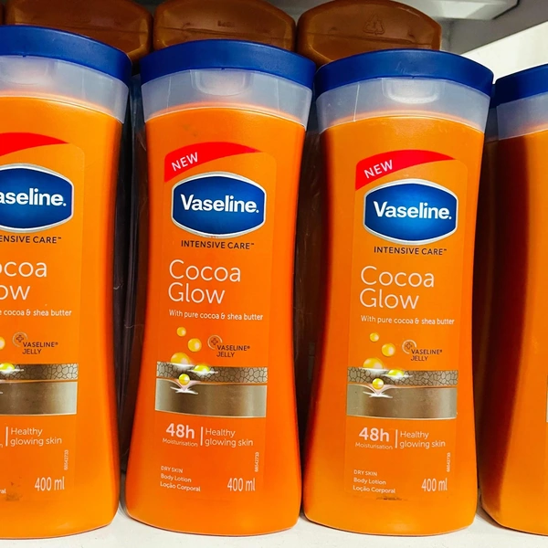نمای چند بسته لوسیون بدن وازلین مدل Cocoa Glow در قفسه فروشگاه
