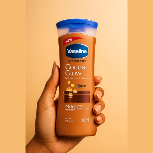 نمای در دست لوسیون بدن وازلین مدل Cocoa Glow