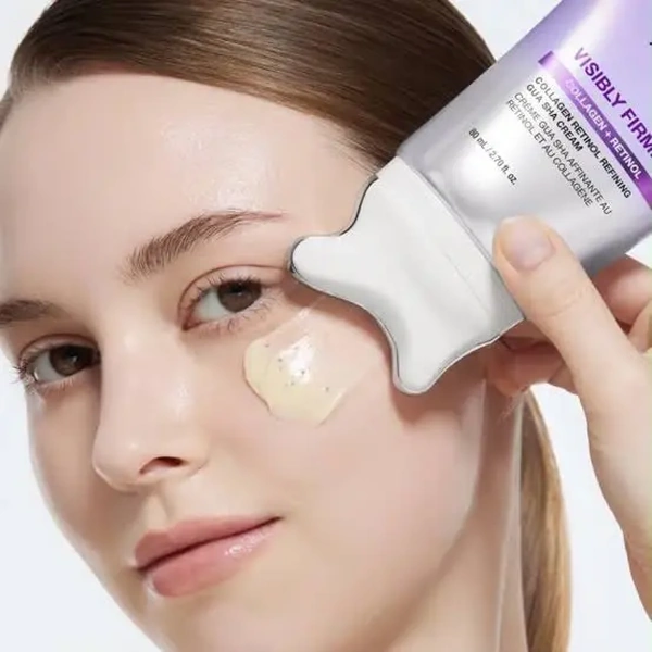 نمای استفاده از اپلیکاتور گواشا کرم آنوا مدل Visibly Firming روی صورت