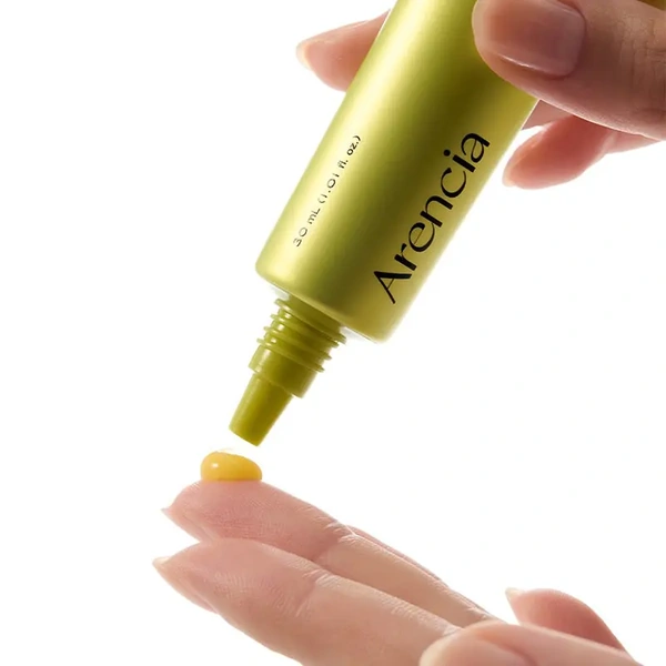 نمای نزدیک خروج سرم از تیوب سرم صورت آرنسیا مدل Vitamin C Booster Shot